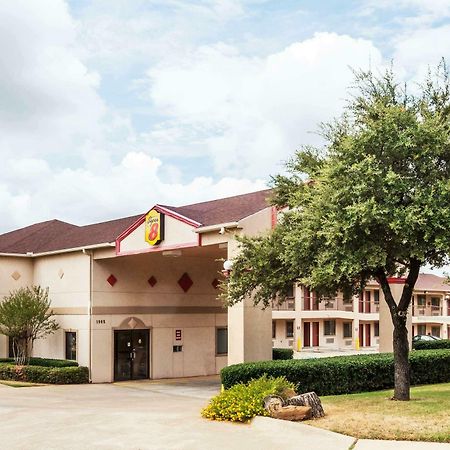 Super 8 By Wyndham Arlington East Hotel Екстериор снимка
