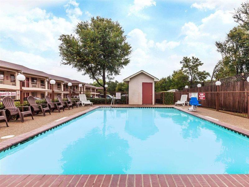 Super 8 By Wyndham Arlington East Hotel Екстериор снимка