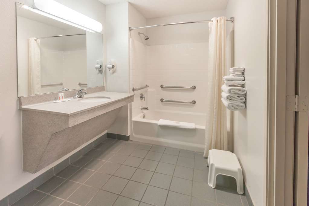 Super 8 By Wyndham Arlington East Hotel Стая снимка
