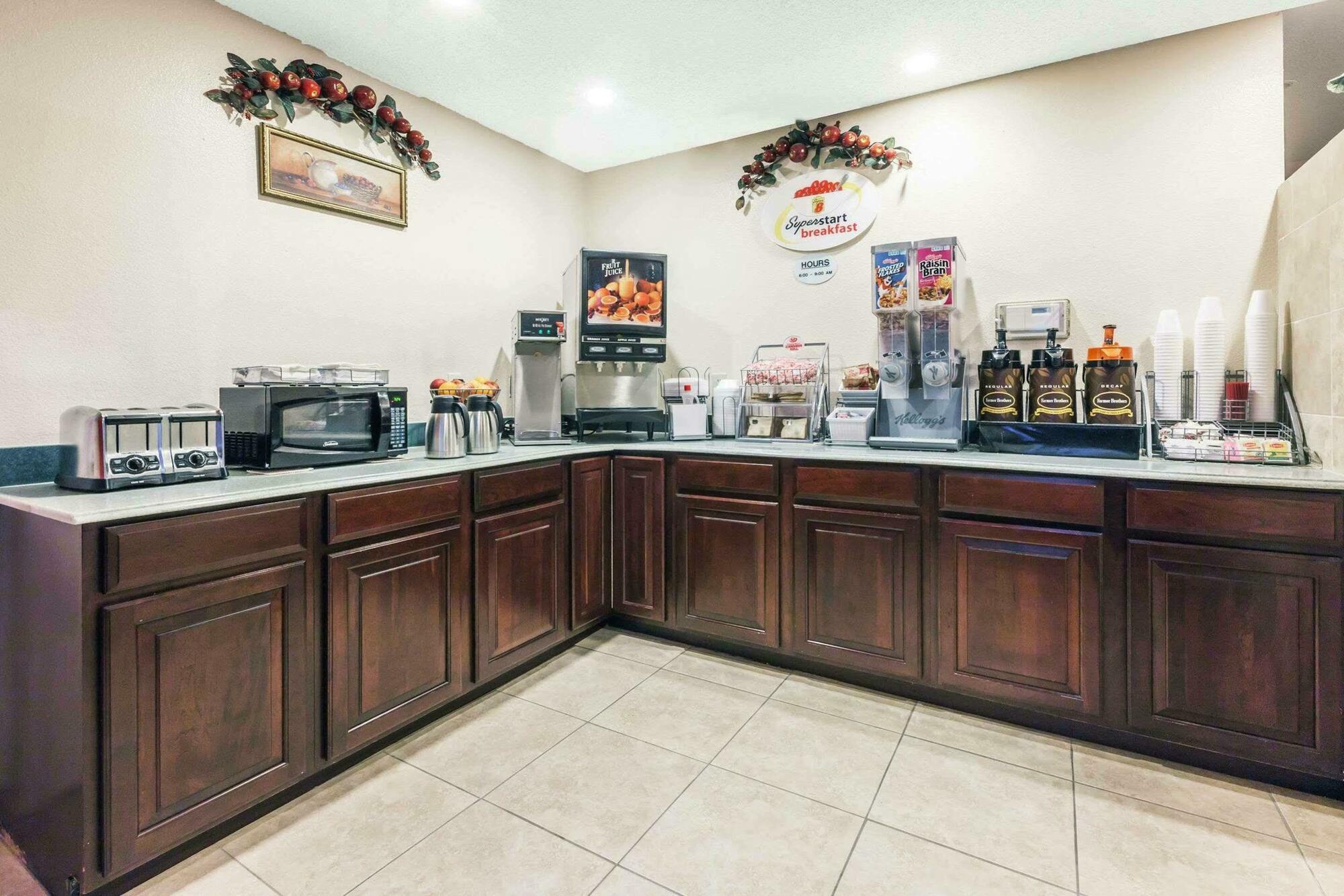 Super 8 By Wyndham Arlington East Hotel Екстериор снимка