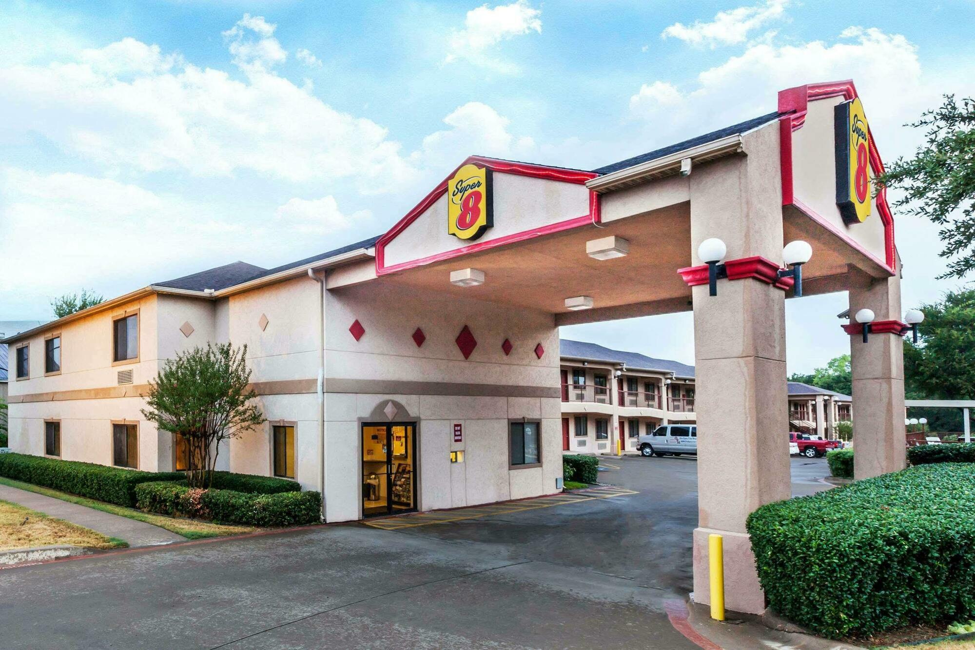 Super 8 By Wyndham Arlington East Hotel Екстериор снимка
